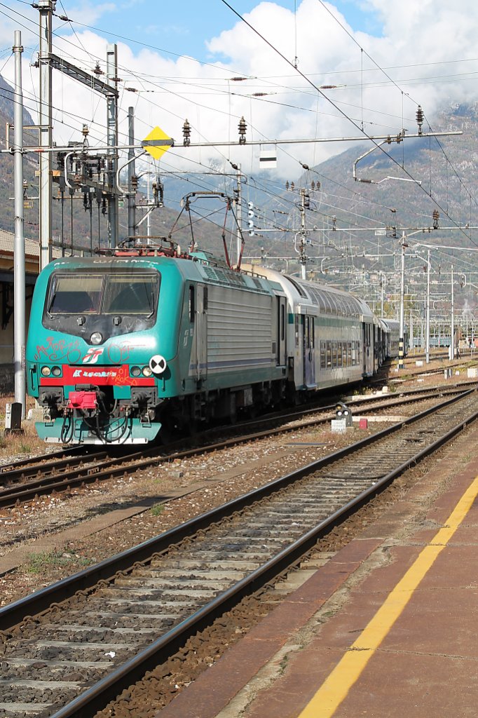 Hier stellt eine E464 ihren Doppelstockzug am 26.10. in Domodossola bereit.