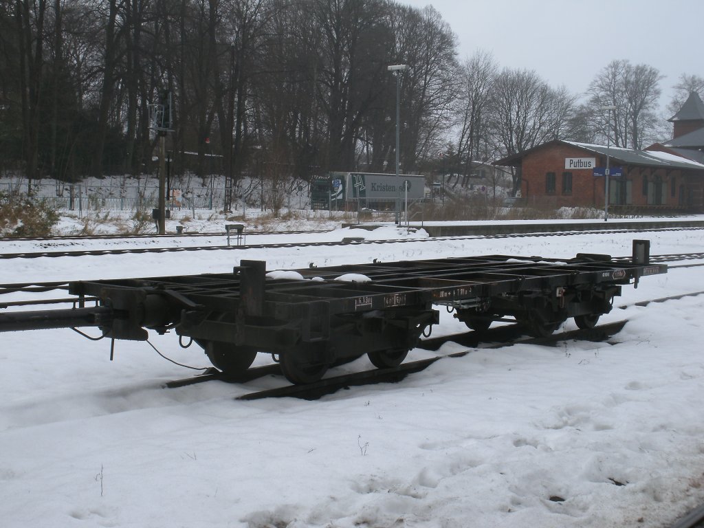 Hier stellte sich die Frage: Ist das ein Gterwagen oder ein Personenwagen ? Am Ende stellte sich heraus das es sich um einen Gterwagen handelt der,am 16.Dezember 2012,in Putbus stand.