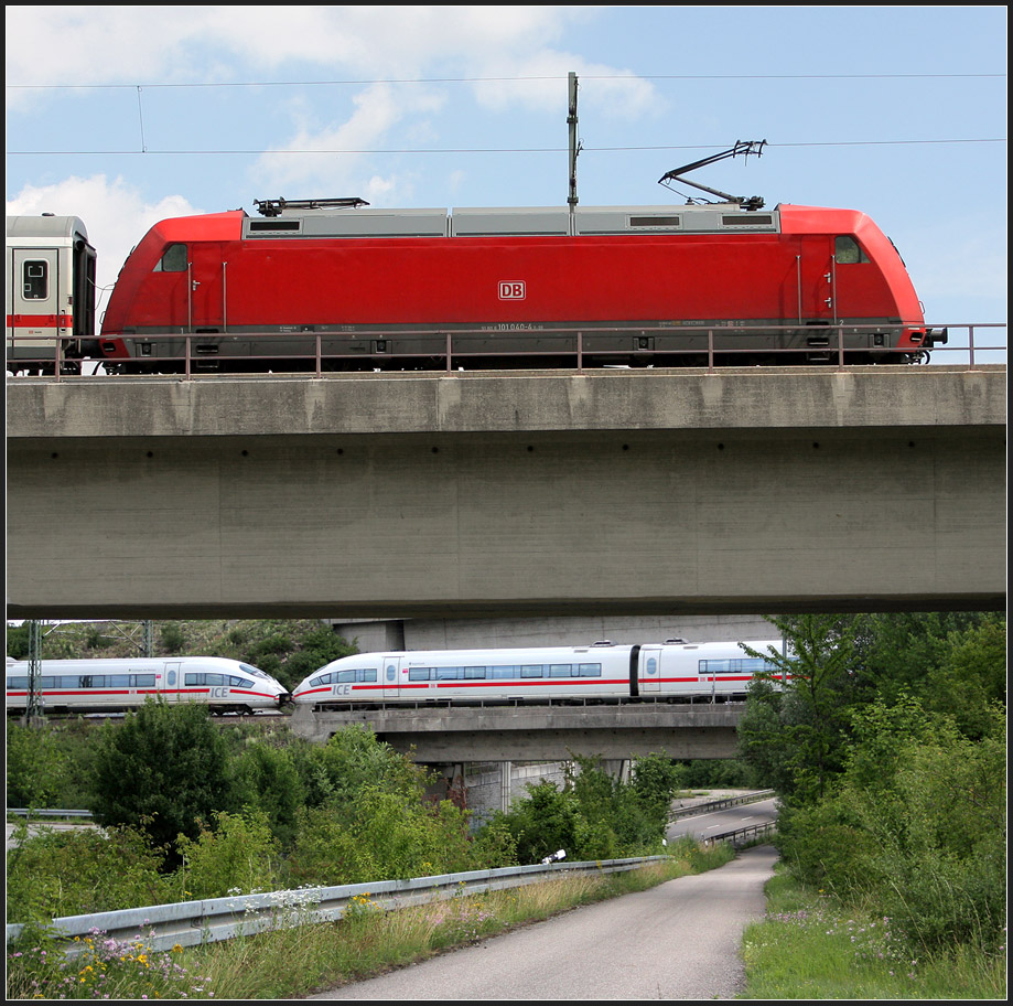 Hier stimmt nicht alles - 

Ein IC auf der Müllkippenkurve und ein durchbrausender ICE auf der Hochgeschwindigkeitsstrecke Mannheim - Stuttgart. 

Nördlich Bruchsal, 26.06.2012 (M) 