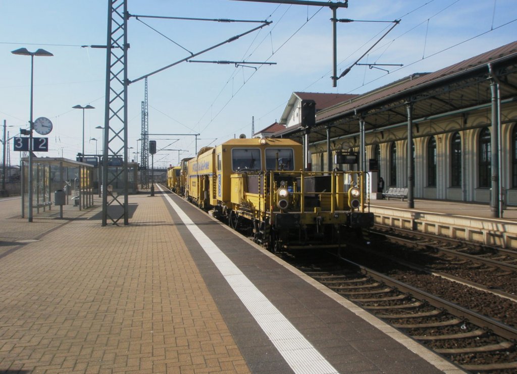 Hier eine Stopfmaschine mit einem Gleisbauzug, bei der der Durchfahrt am 6.4.2010 durch Nordhausen.
