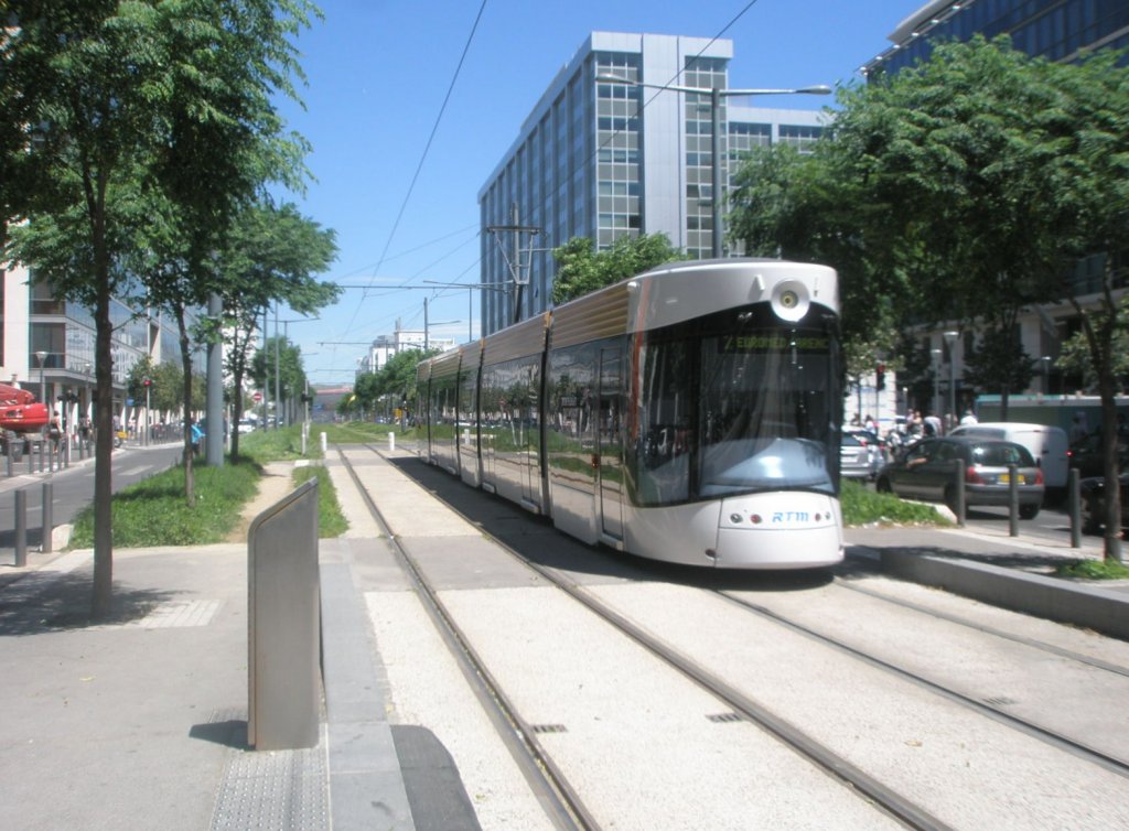 Hier die Straenbahnlinie 2 nach Euromeditaranee Arenc, bei der Ausfahrt am 27.7.2010 aus der Station Joliette.