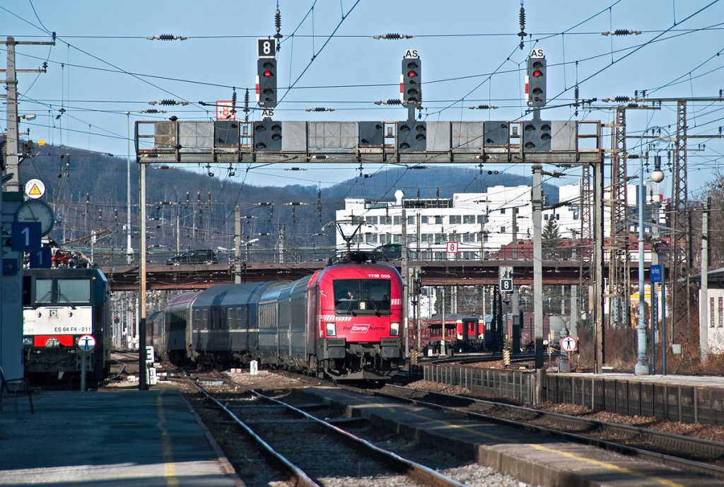 Hier die Tele Version: 1116 003  Rail Cargo Austria  brachte am 27.02.2010 den Schnellzug 346  Dacia  nach Wien Westbahnhof. Die Aufnahme entstand in Wien Penzing.