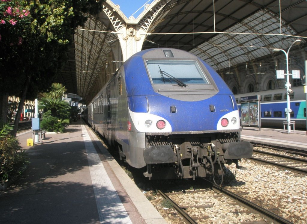 Hier TER17487 von Marseille-St-Charles nach Nice Ville, bei der Einfahrt am 31.7.2010 in Nice Ville.