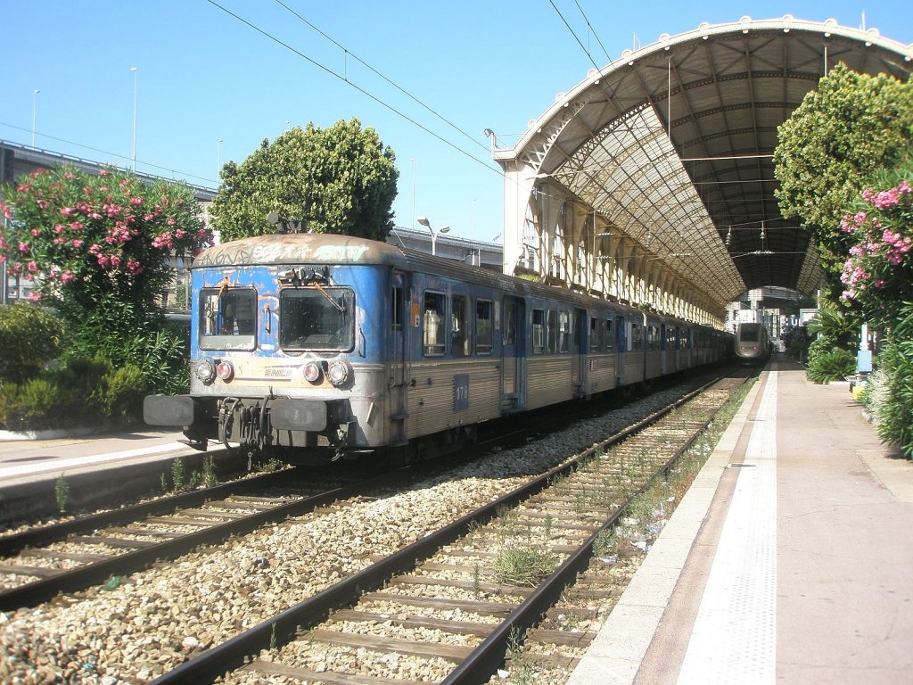 Hier TER86049 von Nice Ville nach Monaco-Monte-Carlo, bei der Einfahrt am 31.7.2010 in Nice Ville.