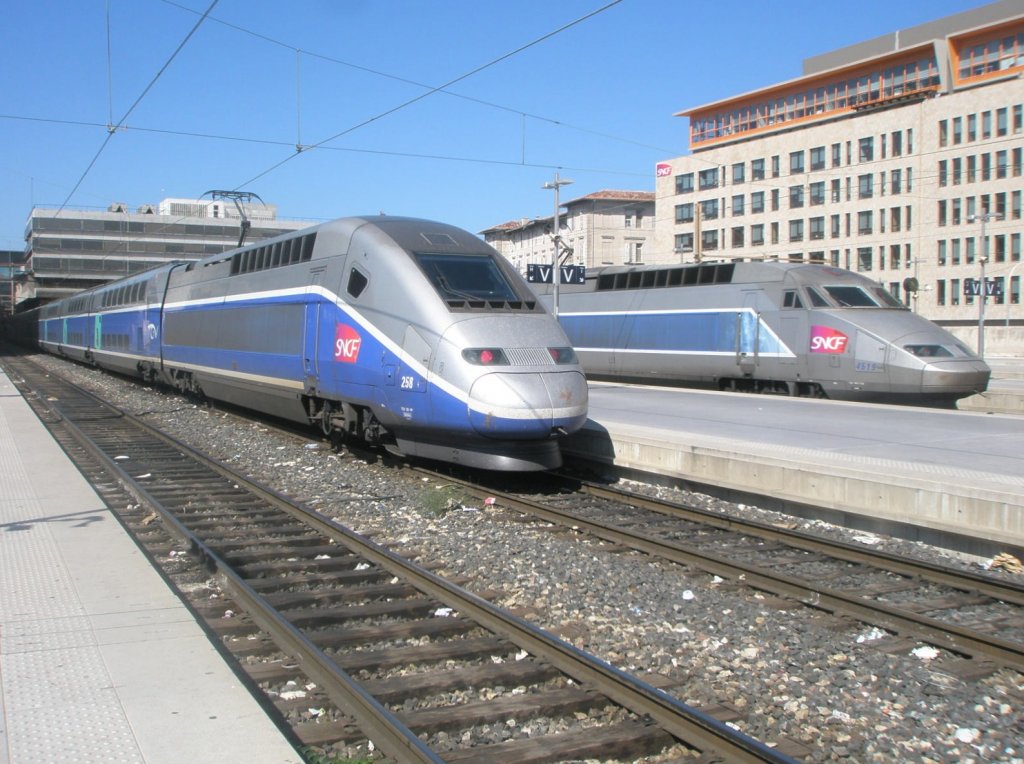 Hier TGV 5103 von Lille Europe nach Marseille St.Cahrles und im Hintergrund TGV 5301 von Toulouse-Matabiau nach Marseille St.Charles, diese beiden Triebzge standen am 28.7.2010 in Marseille St.Charles.
