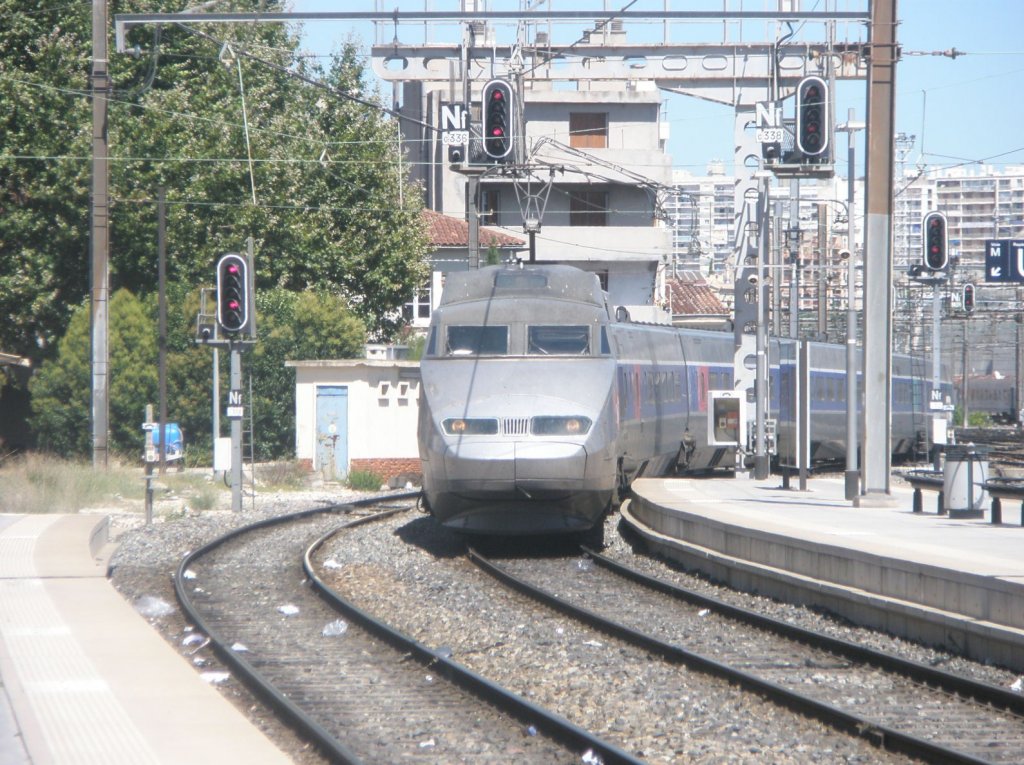 Hier TGV 5405 von Strasbourg nach Marseille St.Charles, bei der Einfahrt am 27.7.2010 in Marseille St.Charles.