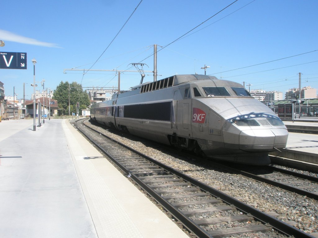Hier TGV 5405 von Strasbourg nach Marseille St.Charles, bei der Einfahrt am 27.7.2010 in Marseille St.Charles.