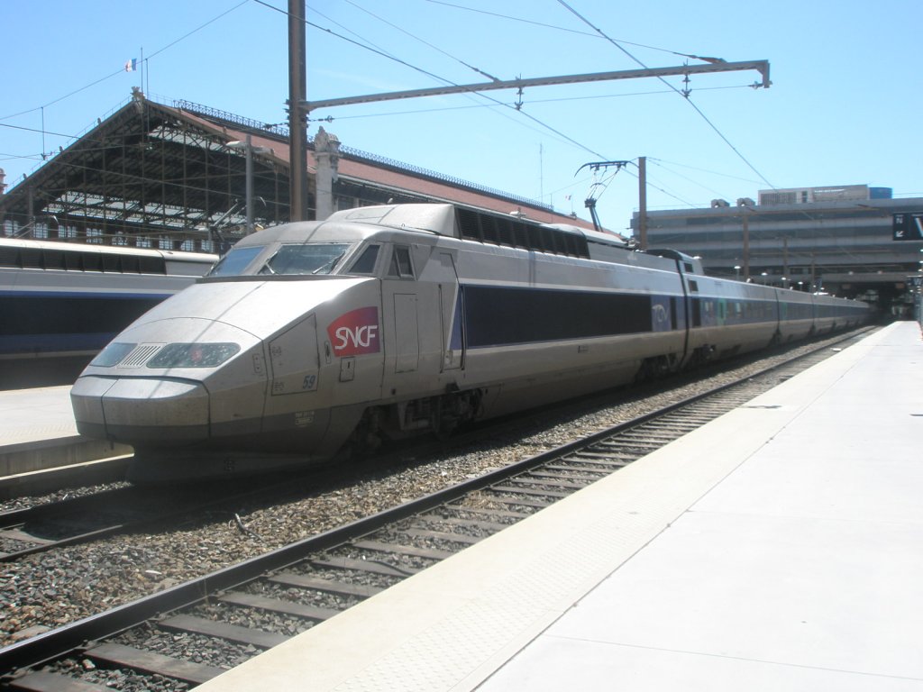 Hier TGV 5405 von Strasbourg nach Marseille St.Charles, dieser Triebzug stand am 27.7.2010 in Marseille St.Charles.