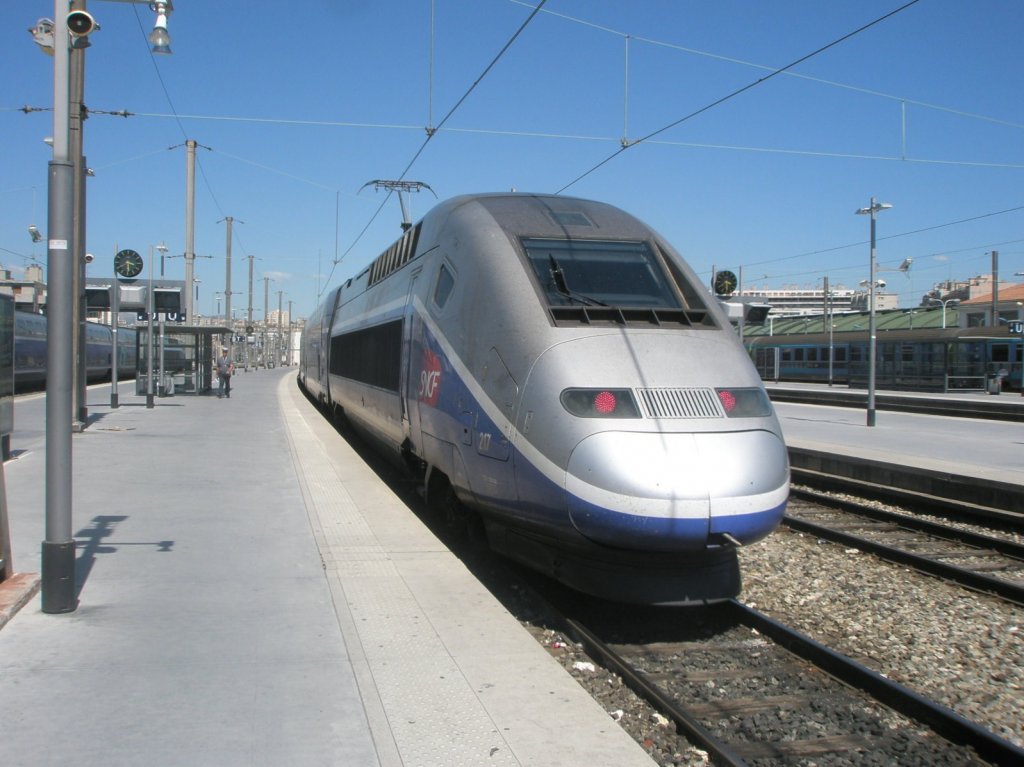 Hier TGV 6122 von Marseille St.Charles nach Paris Lyon, bei der Ausfahrt am 27.7.2010 aus Marseille St.Charles.