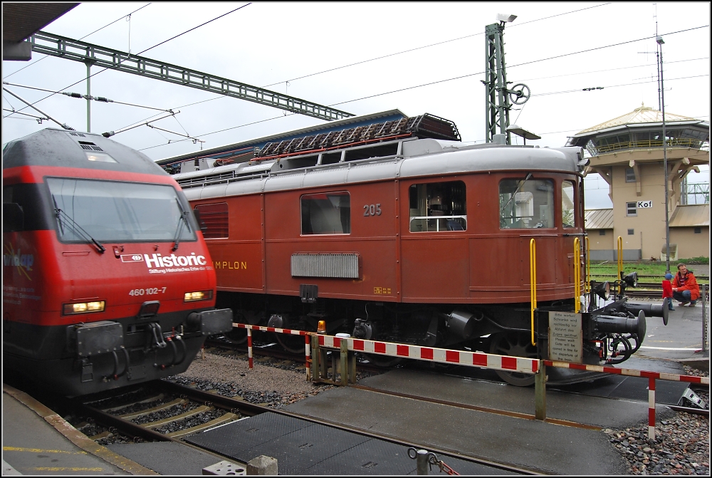 Hier treffen sich zwei Kraftmeier im Ausland. Und die Juniorin macht Werbung fr den Seniorin. (Konstanz, 02. Mai 2010) 