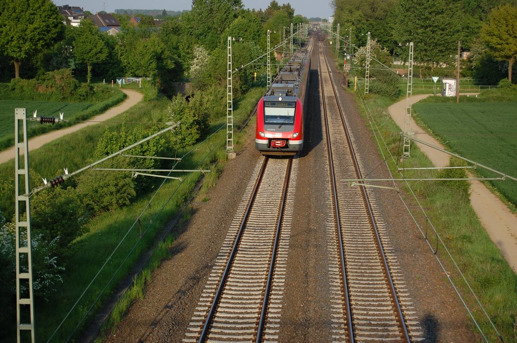 Hier ist der Triebwagen 422 020-8 im Doppel an der Niersbrcke der KBS 485 zwischen Lrrp und Korschenbroich in Richtung Mnchengladbach unterwegs. 20.8.2010