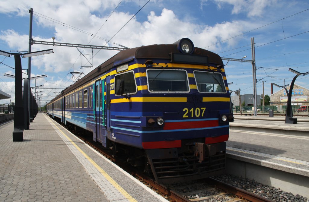 Hier der Triebzug 2107 von Tallinn nach Pskla, dieser stand am 17.6.2013 in Tallinn.
