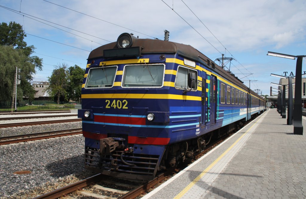 Hier der Triebzug 2402, dieser stand am 17.6.2013 in Tallinn.