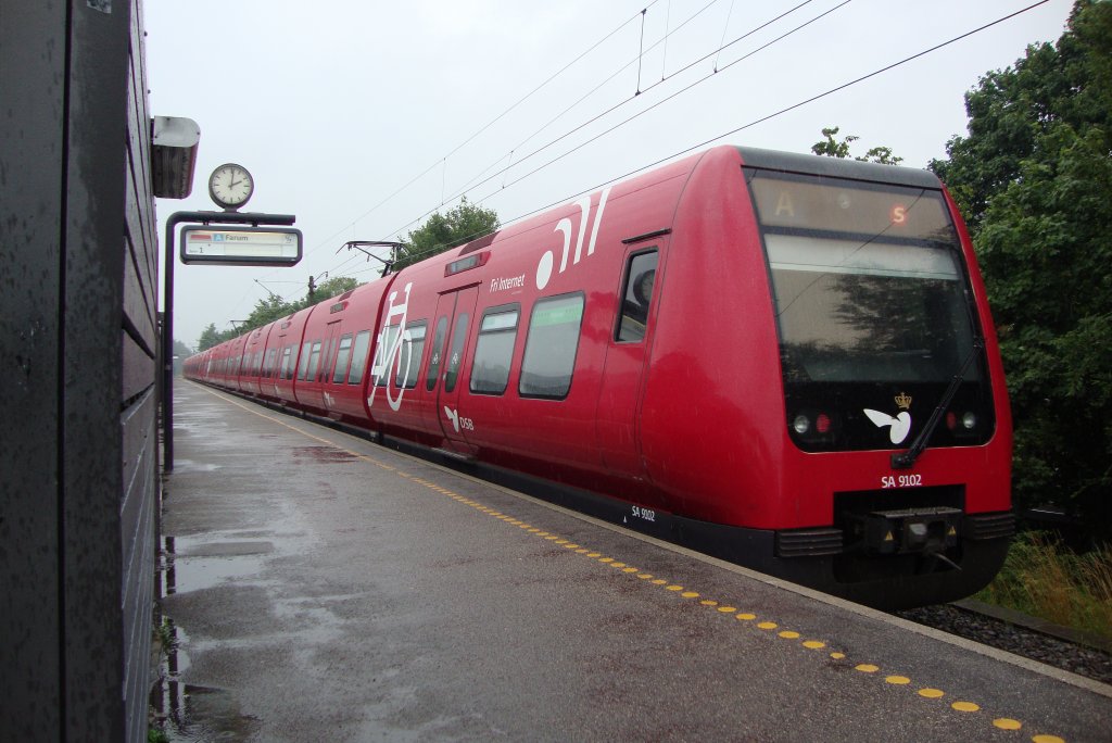 Hier Triebzug SA 9102 als linie A, am Bahnhof Vaerloese 8/7 2011