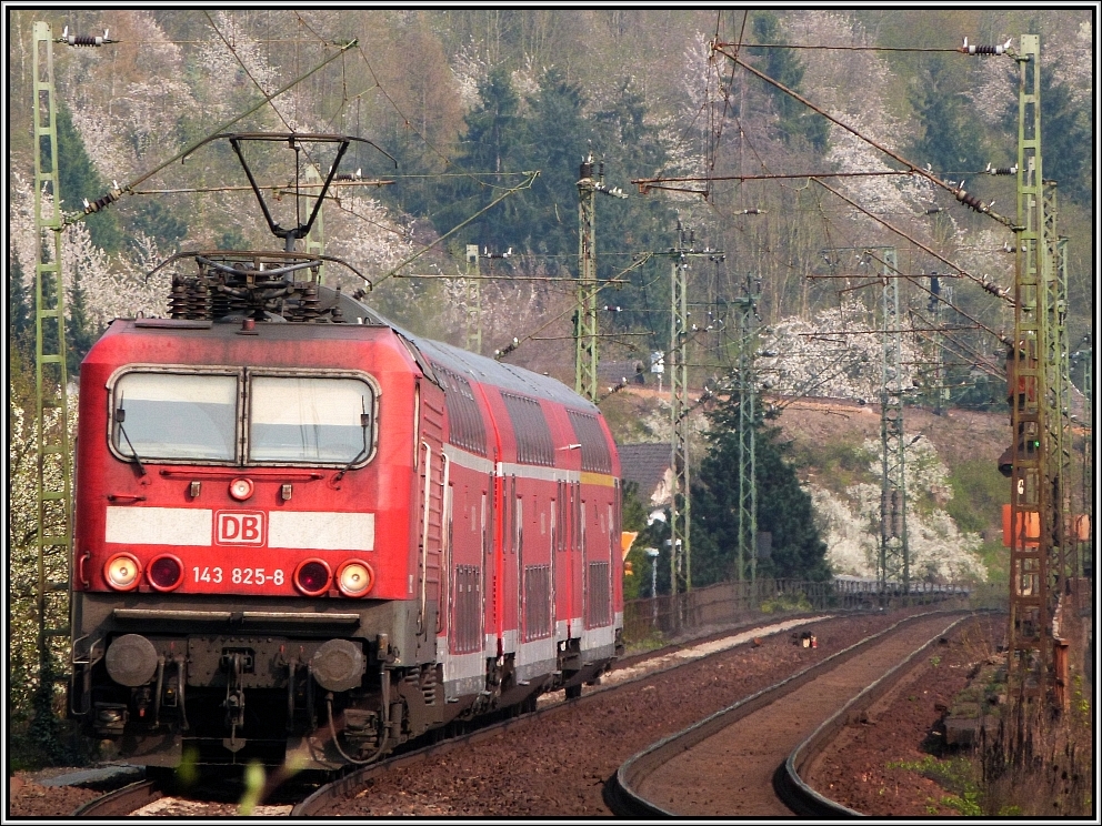 Hier trifft man sie noch an ,die 143 825-8 im Regional Express Verbund auf der rechten Rheinschiene bei Erpel. Bildlich festgehalten im April 2013.