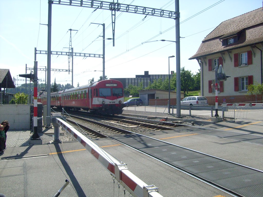 Hier berquert ein NPZ am 8.5. einen Bahnbergang kurz hinter dem Bahnhof Burgdorf.