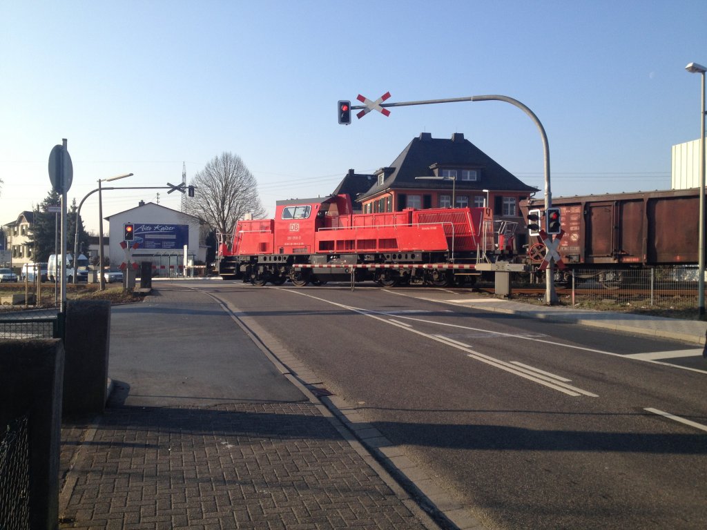 Hier berquert eine Voith Gravita die B8 in Elz am 2.4.13 mit ihren 4 Tonwagen auf dem Weg nach Limburg.