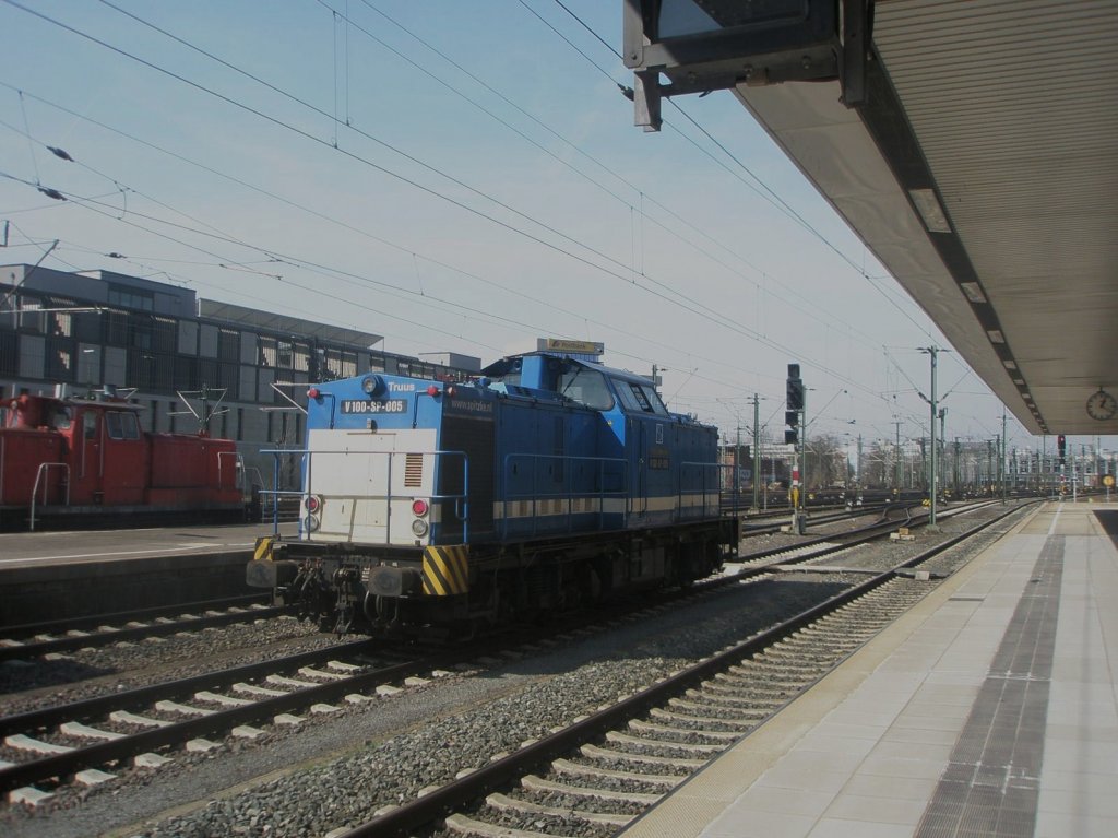 Hier V100-SP-005 der SLG, abgestellt am 7.4.2010 in Hannover Hbf.