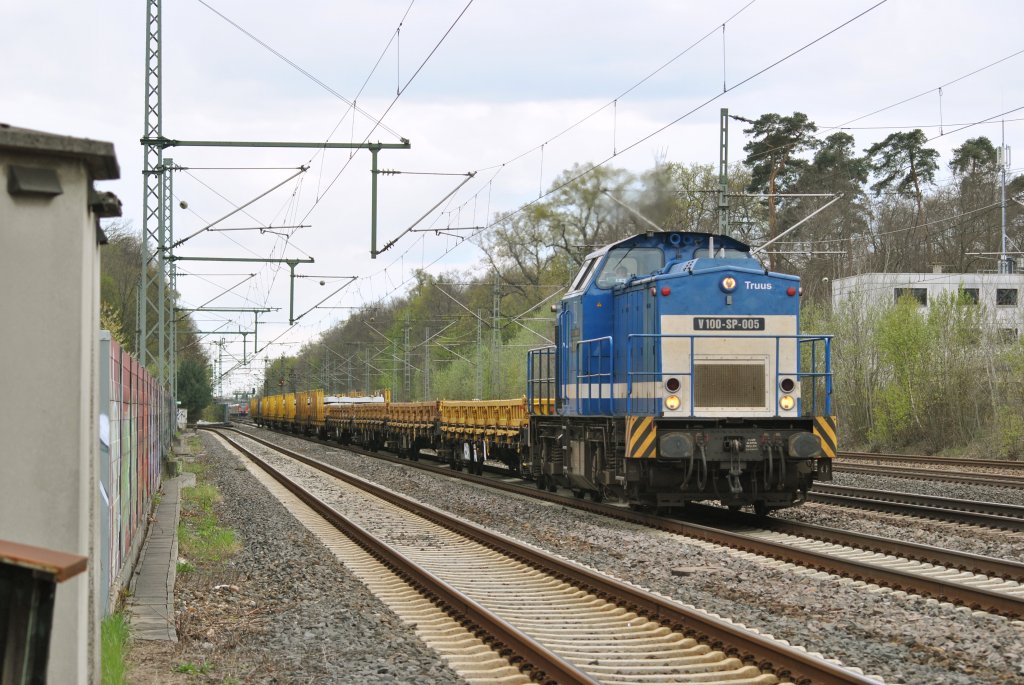 Hier ist die V100-SP-005 von der Spitzke Logoistic Group. Sie kam gerade aus dem Schwellenwerk der Firma Railone in Langen. Im Moment werden sehr viele Schwellen Transporte durchgefhrt. Aufgenommen am 16.04.2012 in Dreieich-Buchschlag.