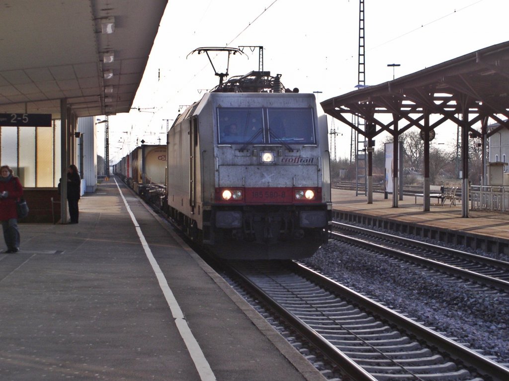 Hier die Verdreckte Crossrail 185 580-8 mit einem KLV am 26.10.2011 in Mllheim (Baden).