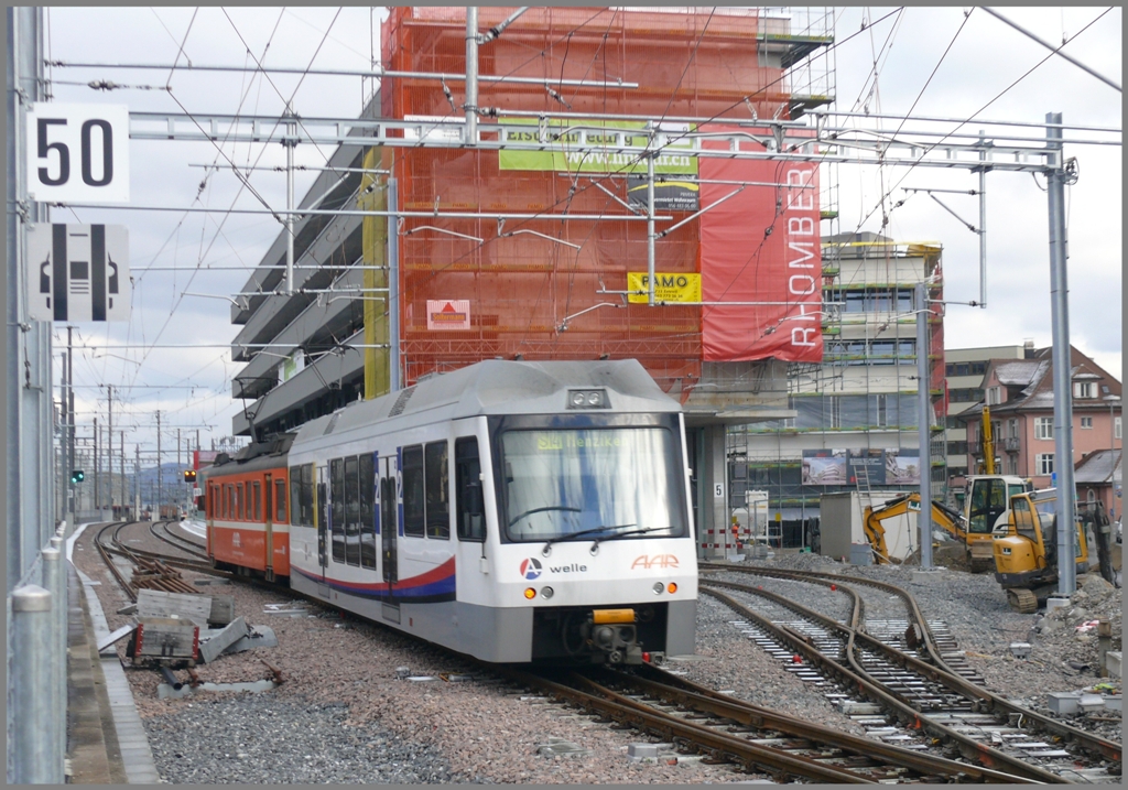 Hier verlsst ein lterer Be 4/4 und ein ABt den Bahnhof Aarau vorbei am neuen Depotgebude. (13.12.2010)