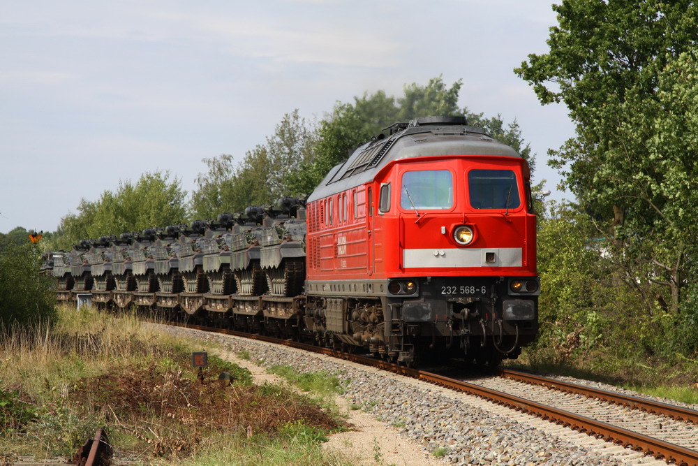 Hier verlsst gerade ein Panzertransportzug den Bahnhof Hagenow. Gezogen wird er von der 232 568 von Railion. 20.08.2010