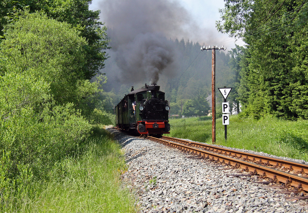 Hier verlt der Personenzug am 26.06.2010 den Jhstdter Ortsteil Schlssel.