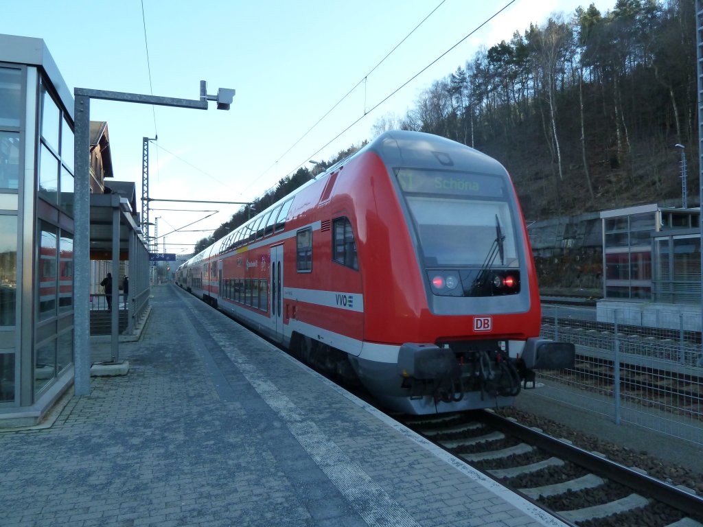 Hier verlsst die S1 gerade den Bahnhof Bad Schandau und fhrt weiter Richtung Schna. 12.02.2011