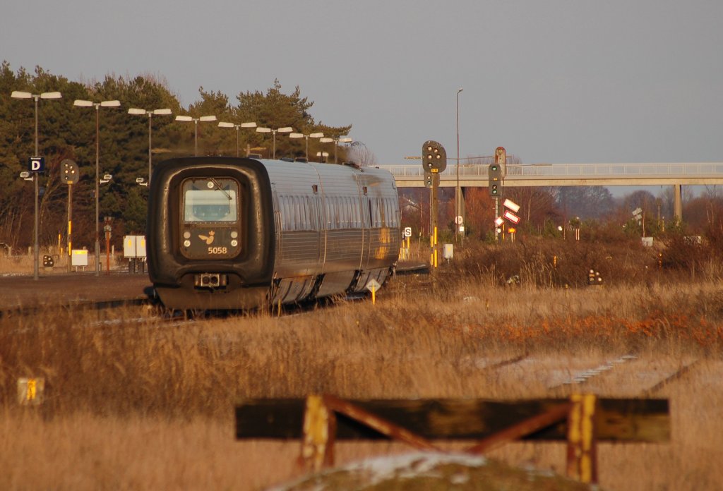 Hier verlsst der IC3 5058 als R 2246, nach seinem neun Minuten Halt, nun wieder den Bahnhof Rdby Faerge in Richtung sterport. 11.02.2013