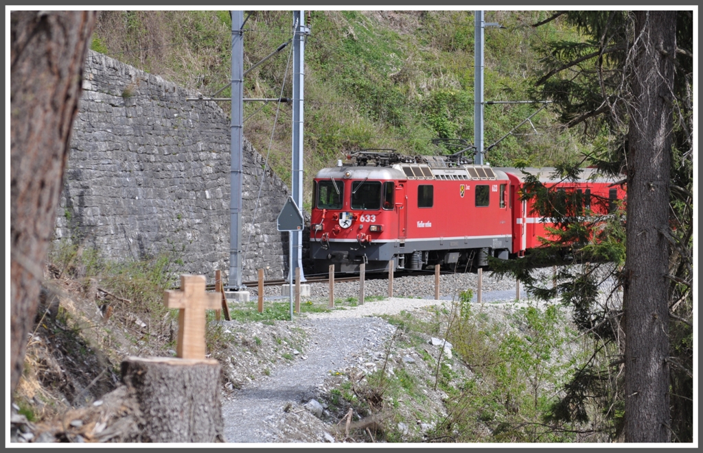 Hier verschwindet RE 1236 im Dabi Tunnel, der Wanderweg fhrt aussen rum durch ein Steinschlaggebiet, aber mit gttlichem Beistand ist das kein Problem. (14.04.2011)