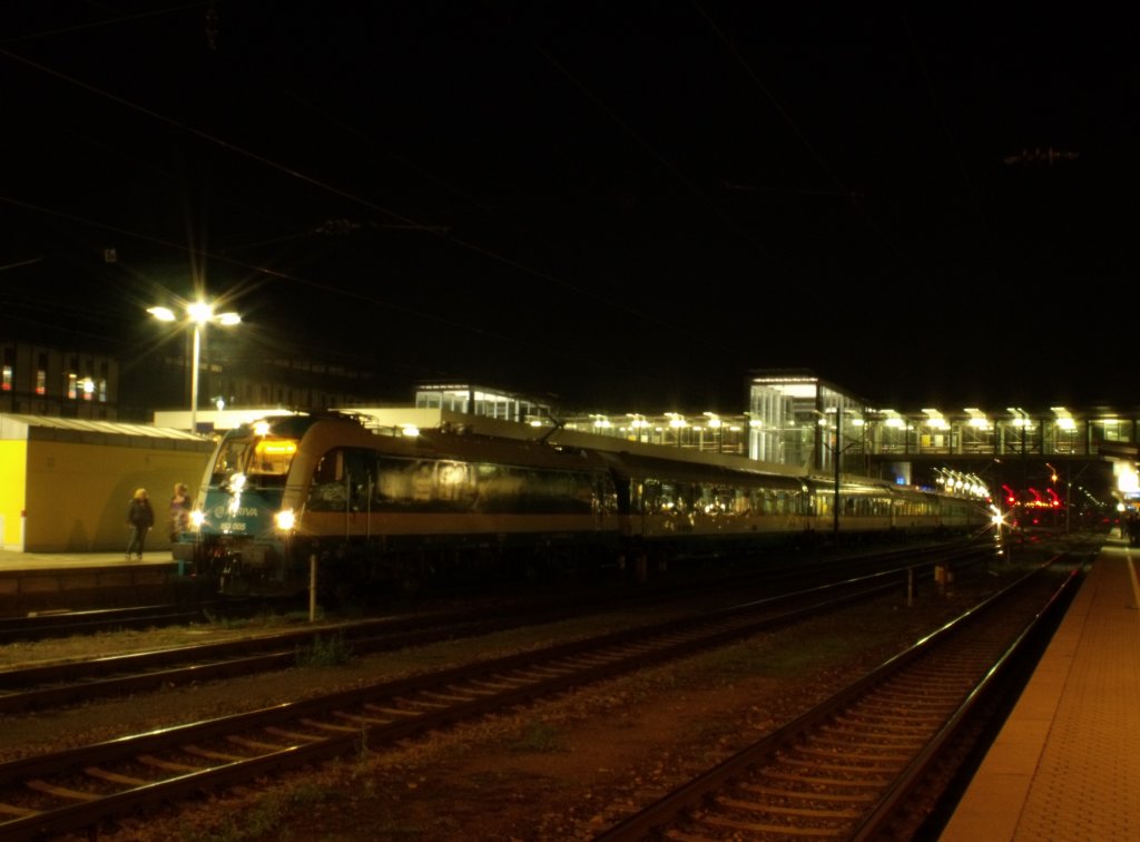 Hier der Volle Alex Zug mit der neuen in der Fam. 183 005 hatte am 13.11.2009 in Rgb Hbf eine kurzen Aufenthalt. 