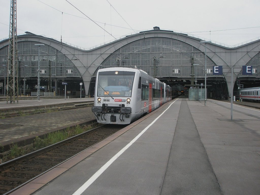 Hier VT017 und VT002 als MRB nach Leipzig-Halle Flughafen, bei der Ausfahrt am 14.5.2010 aus Leipzig Hbf.