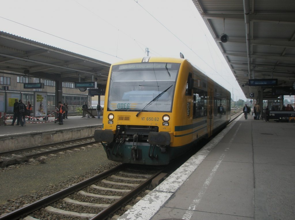 Hier VT650.62 der ODEG als OE60 von Berlin Lichtenberg nach Eberswalde Hbf., bei der Ausfahrt am 2.10.2010 aus Berlin Lichtenberg.