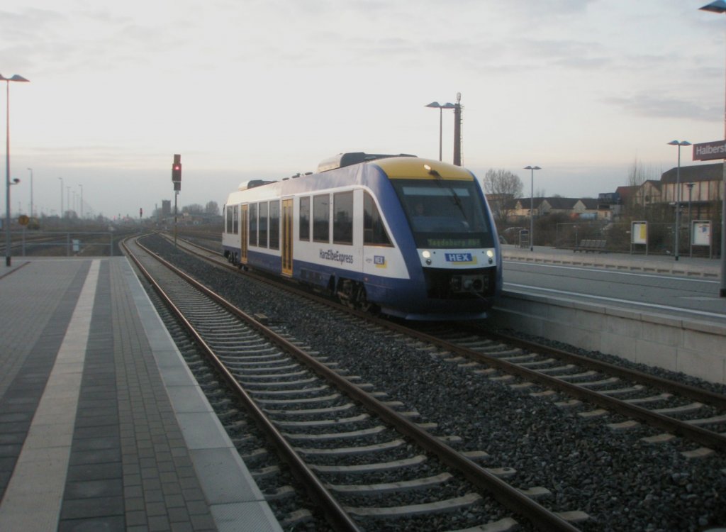 Hier VT871 als HEX80886 von Blankenburg(Harz) nach Halberstadt, bei der Einfahrt am 6.4.2010 in Halberstadt. 