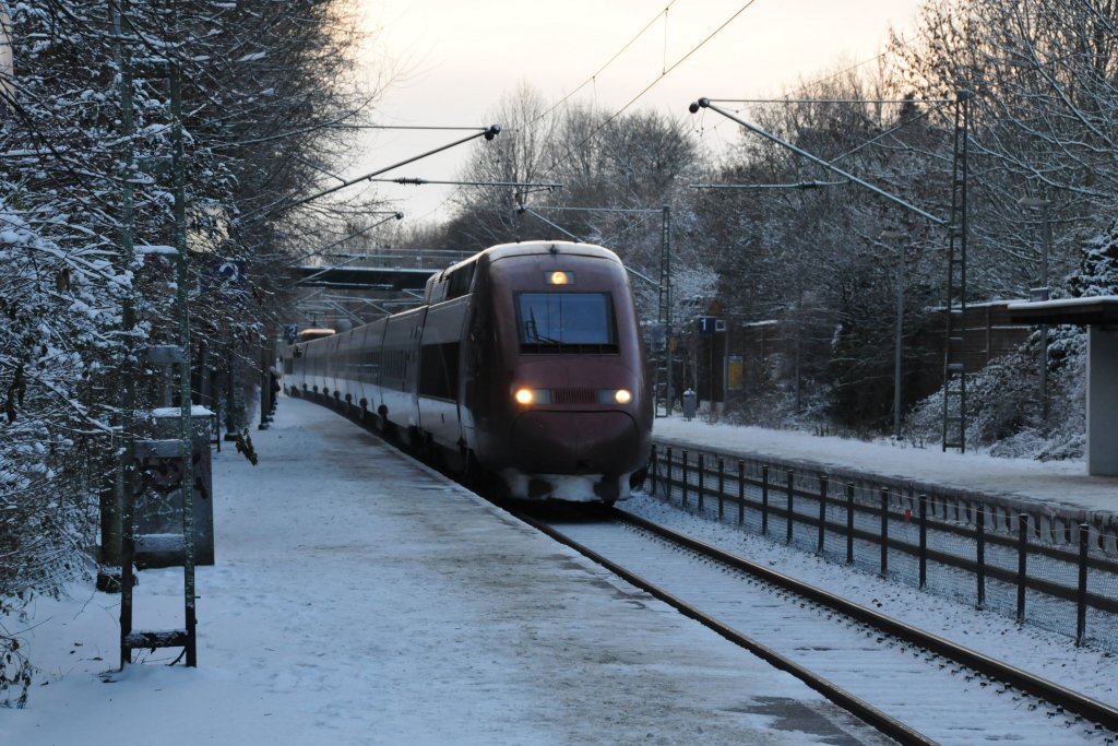 Hier w�re es fast zur Katastrophe gekommen. Zwei Jugendliche �berquerten noch die Gleise, als der Thalys aus der Kurve geschossen kam. W�hrend das M�dchen sich auf den Bahnsteig rettete, sprang ihr Begleiter zur�ck auf's Nebengleis. Irgendwann wird dieses Wahnsinnsverhalten in's Auge gehen, denn sowas kann man regelm�ssig in Eilendorf beobachten. Aufgenommen am 18/12/2010.