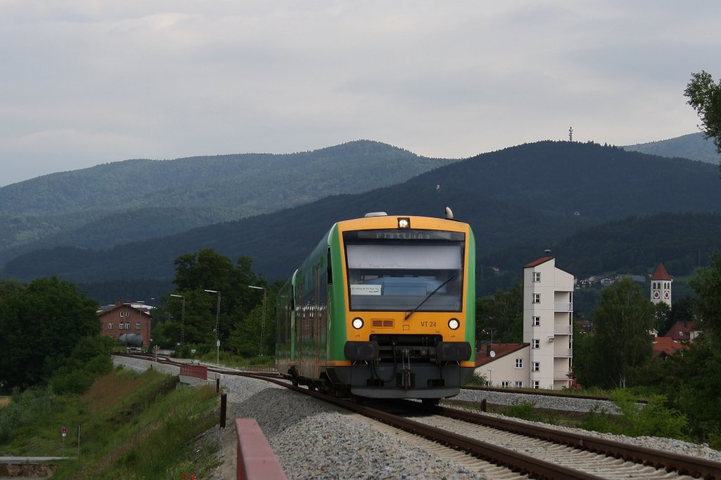 Hier WaldBahn VT 24 nach Plattling in Deggendorf am 02.06.2011 .