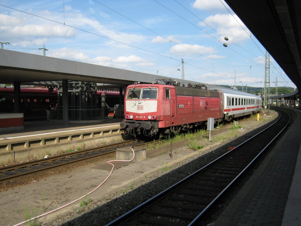 Hier wartet ein Inter City auf seine Abfahrt nach Frankfurt.Das Foto habe ich am 19.08.2010 gemacht. Bei der Lok handelt es sich um eine E-Lok 181 213-0.
