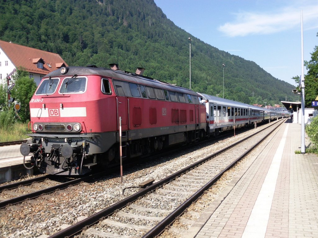 Hier wartet der IC Allg�u am 14.07.2010 im Bahnhaf Immenstadt auf die zweite BR 218.Der Lokf�hrer schaut schon nach dem Zug.Danach f�hrt IC Allg�u weiter nach Hannover.Bild vom Handy gemacht