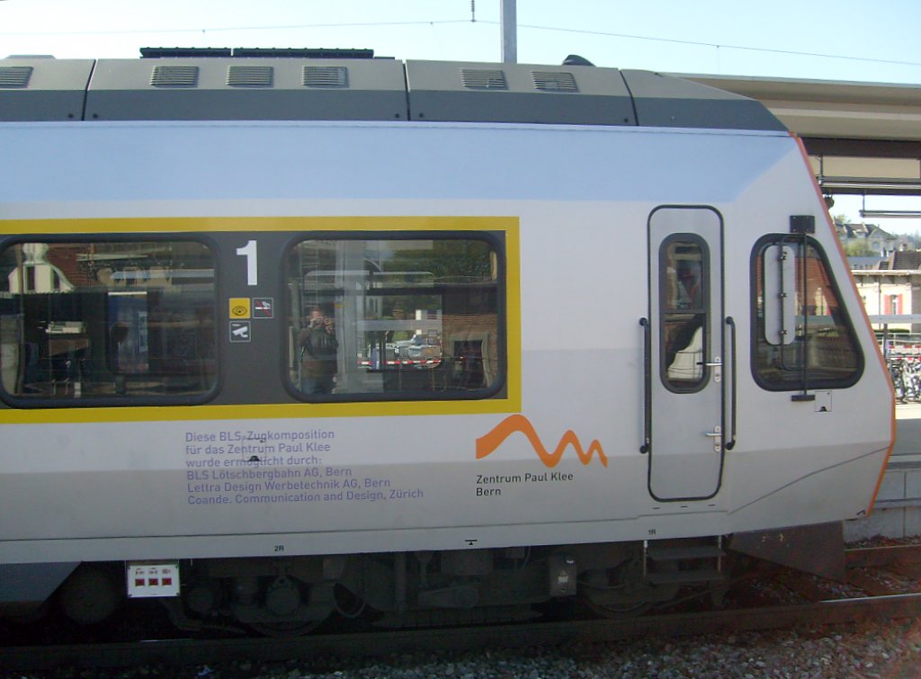 Hier die Werbeaufschrift fr das Zentrum Paul Klee an einem BLS NINA am 9.4. in Burgdorf.