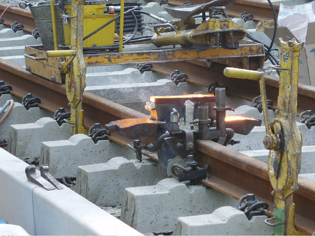 Hier werden Stra�enbahn Schienen verbunden am 29.09.08 in Mainz