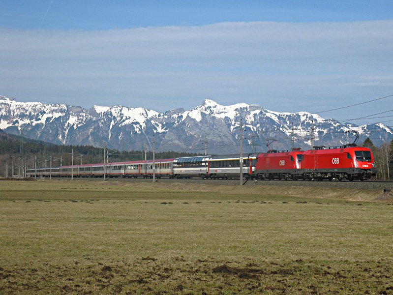 Hier der Westbahn-Starzug EC 163 Transalpin gezogen von der 1116 251 in Schlins am 19.3.2009.