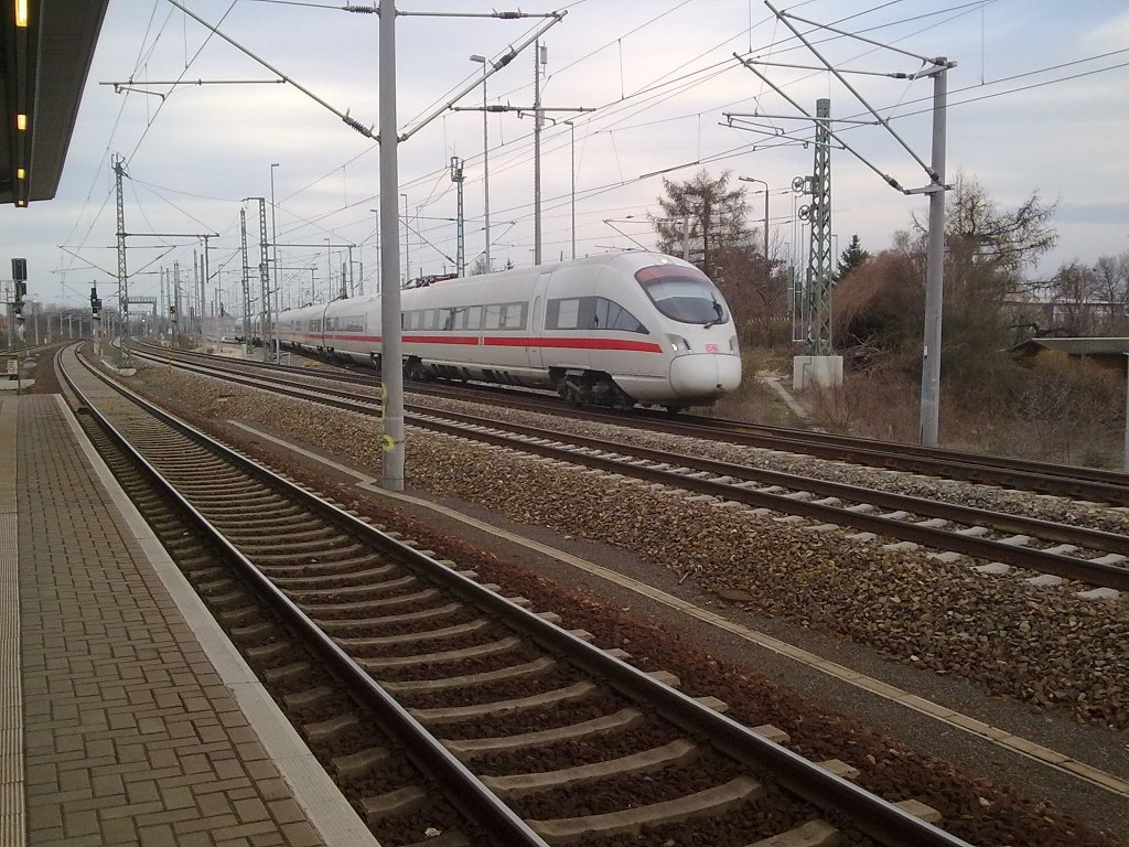 HIer wieder ein ICE der grade aus dem Abstellbahnhof Reick fhrt in Richtung Hauptbahnhof Dresden , um da seinen Dienst aufzunehmen.30.03.10