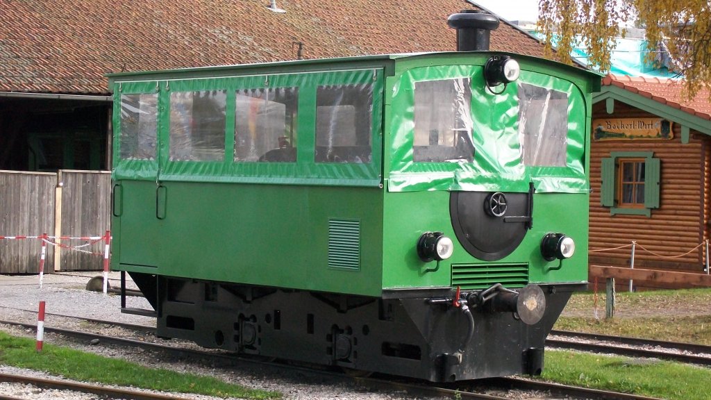 Hier ist die Winterpause eingekehrt. Die Lok steht vor der Remise am Hafenbahnhof Stock im Oktober 2009.