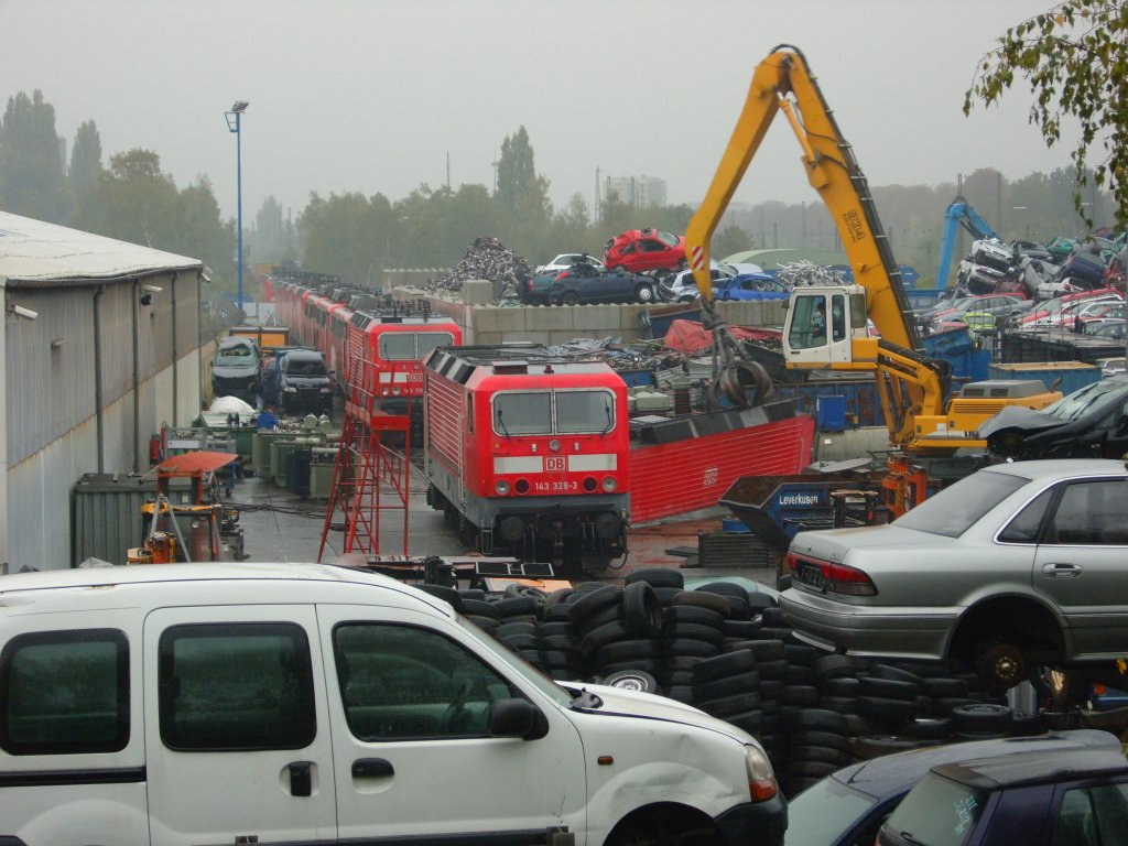 Hier wird die 143 328-3 am 10.10.2009 in Opladen beim Bender zerlegt. Jetzt wird gerade die rechte Seitenwand herausgenommen.