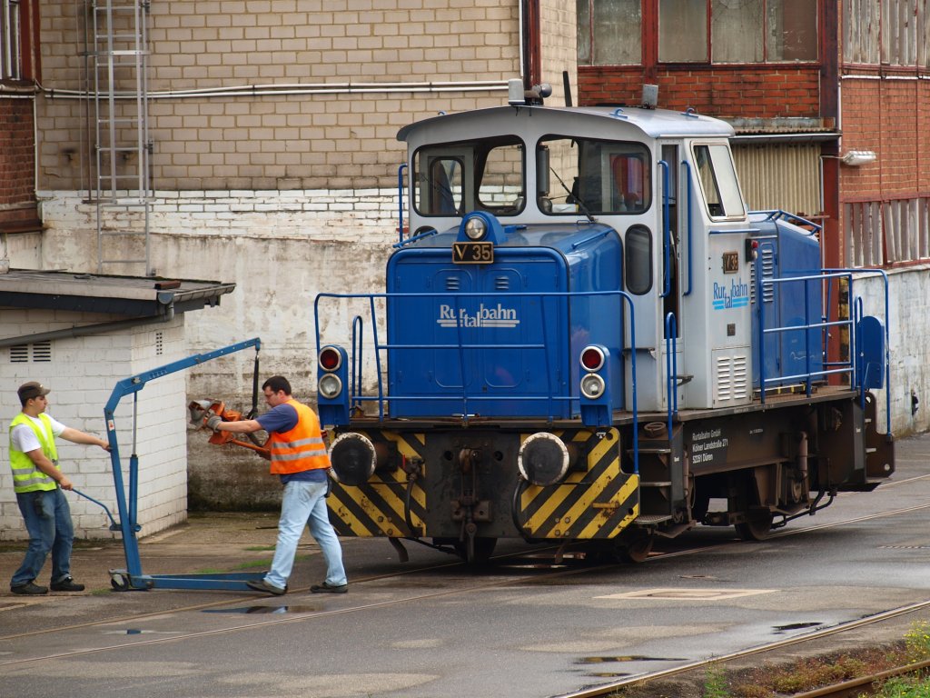 Hier wird bei V35 der Rurtalbahn, einer MaK G 320 B, Bj.1968, bei Bombardier in Aachen die Rangierkupplung abgebaut. Das Bild wurde am 26.08.2010 durch den Zaun von der Krantzstrasse aus gemacht.