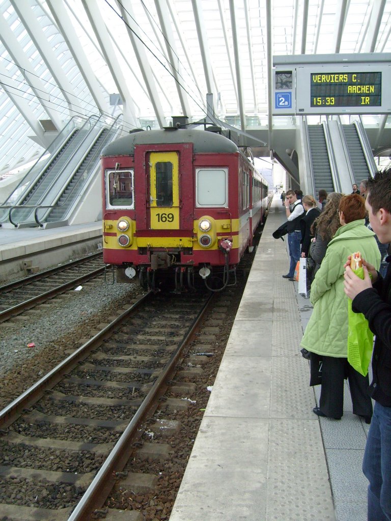 Hier wird ein Tribwagen der Reihe AM62-79 mit der Nummer 169 gerade als IRq nach Aachen am 17.3.2010 in Lige Guillemins bereitgestellt. Der ZUg war sehr gut besetzt.