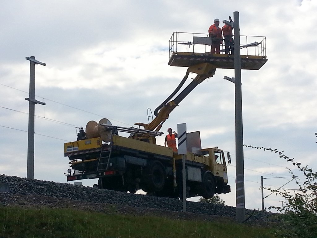 Hier wird gerade die neue Fahrleitung fr die S-Bahntrasse unweit  von Radebeul Ost
montiert.  13.08.2013  gegen 15:40 Uhr. Leider war nur das  SAMSUNG  GT 19300 zur Hand, so da eine Ablehnung nicht von der Hand zu weisen ist.(?)  