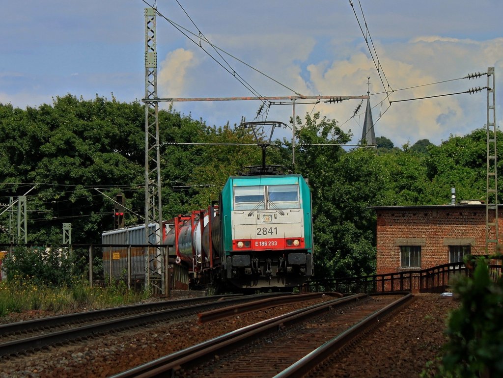 Hier wird Hchstleistung von den Loks verlangt! Cobra 186 223 (2841) zieht am 29.07.2012 einen Containerzug aus Aachen West ber die Montzenrampe nach Belgien.