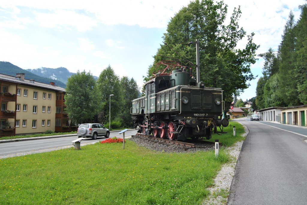 Hier wurde 1161 017-7 in Bischofshofen auf einem Denkmalsockel abgestellt. Schade das sie dort ein bisschen runtergekommen ist. Scheiben sind auch Teilweise kaputt. Aufgenommen am  10.07.2012.