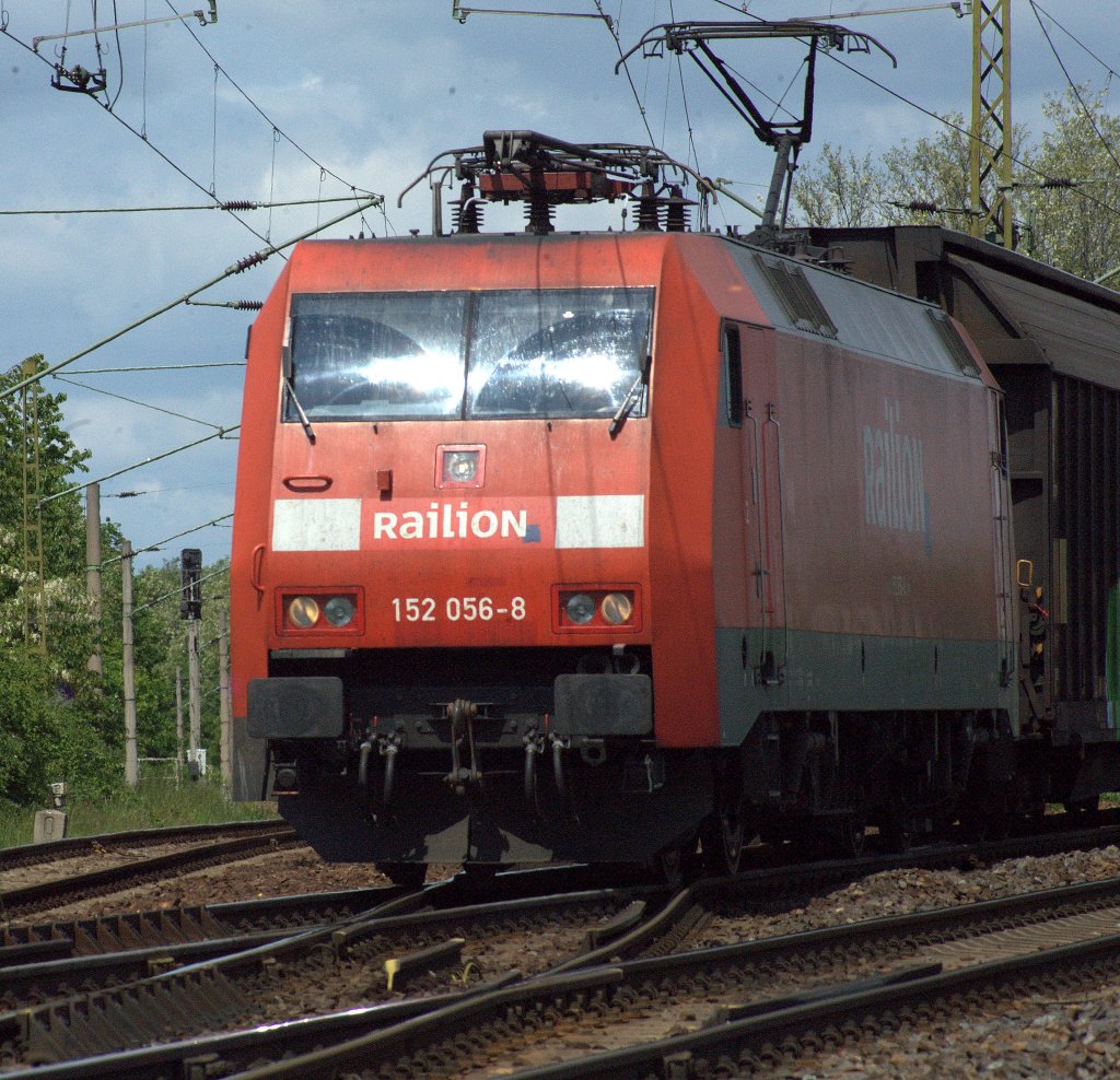 Hier wurde 152 056 - 8 gerade beim berfahren einer Kreuzung am 17.05.2012 gegen  13:04 Uhr in Radebeul Naundorf , einen Ganzzug ziehend, aufgenommen.
Diese Abzweigung ist gut von einem kleinen Parkplatz aus einsehbar, trotzdem kam das TAMRON Tele zum Einsatz.  